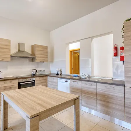 3br In Spinola Bay With Sunny Balcony And Ac Appartamento