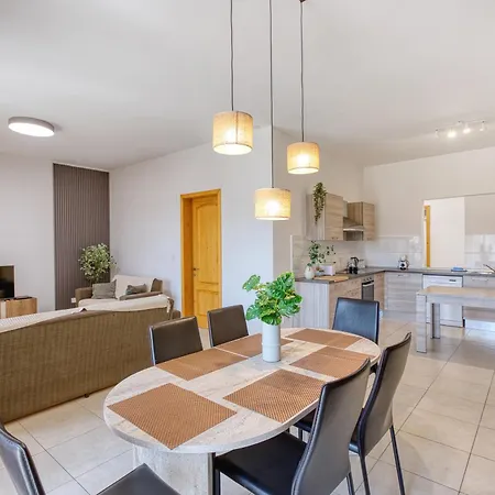 דירה 3br In Spinola Bay With Sunny Balcony And Ac